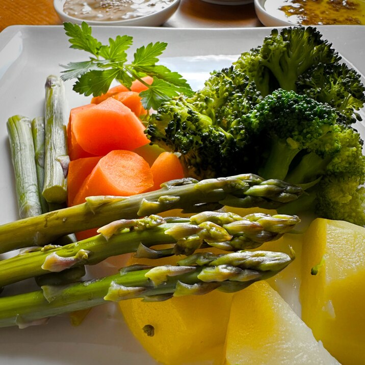 簡単アスパラの蒸し野菜プレート3種のディップ添え